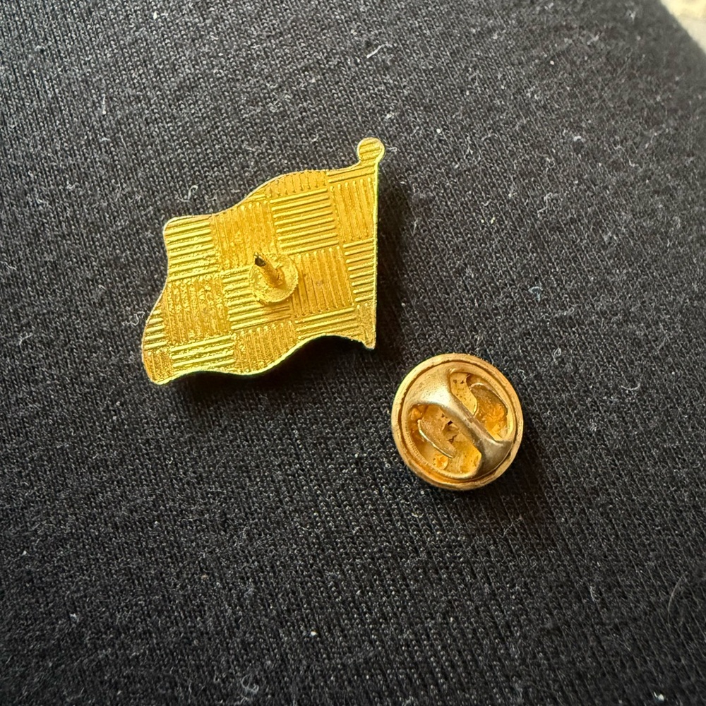 Puerto Rican Flag Pin - Picture 2 of 2